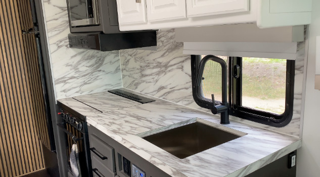 Le résultat de la cuisine de notre VR avec le comptoir et le dosseret recouverts d’Arborite effet marbre cuisine avec Arborite